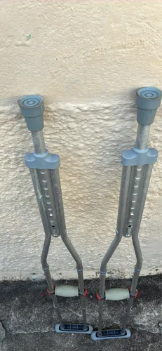Par de muletas semi novas
