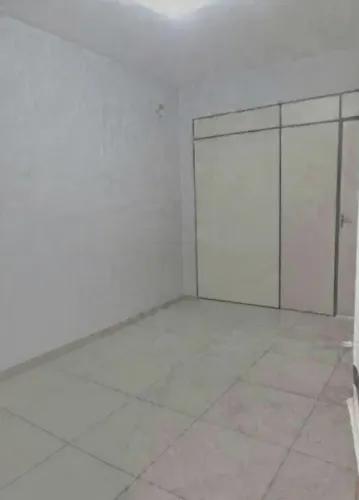 Sala com banheiro e divisória 