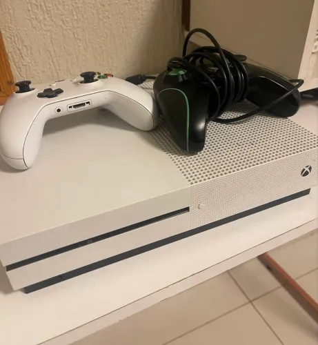 Vendo X Box One S.