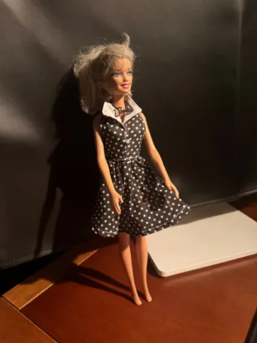 Boneca Barbie Mattel Original 2010 + Roupa - vestido preto com bolinhas e colar Barbie.
