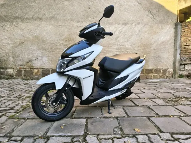 Vendo Honda Elite 125 ano 2024/2025, com apenas 4.000 km rodados. Moto muito nova, econômi