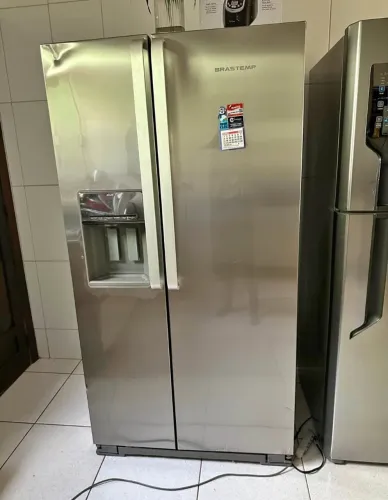 Geladeira Brastemp Side by Side Inox com um amasso