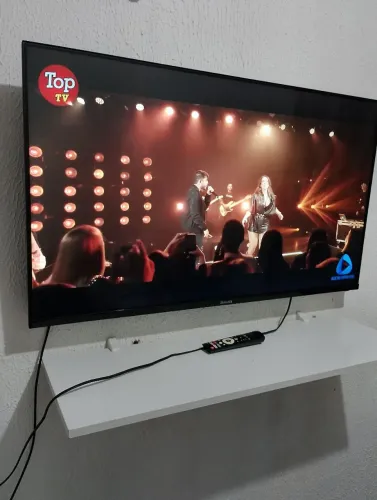 Vendo smart TV Aiwa 43 polegadas por 1000 reais.