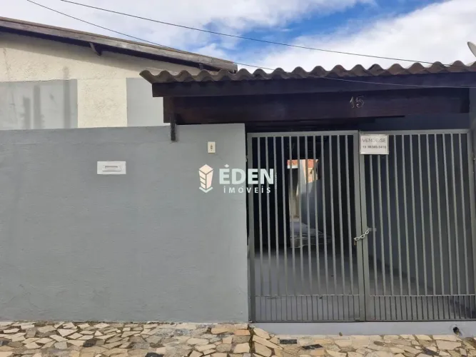 Casa com 3 quartos, 1 banheiro, garagem coberta para 2 carros, à Venda na Rua Salvador Lei