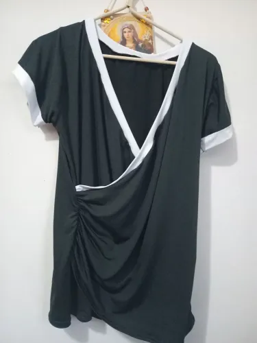 Blusa em malha liganete. Numeração GG. Na cor preta com Viés Branco.