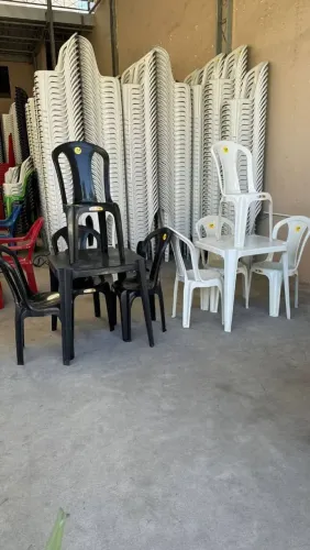 Jogo de mesa capacidade de 154 kg por cadeira 