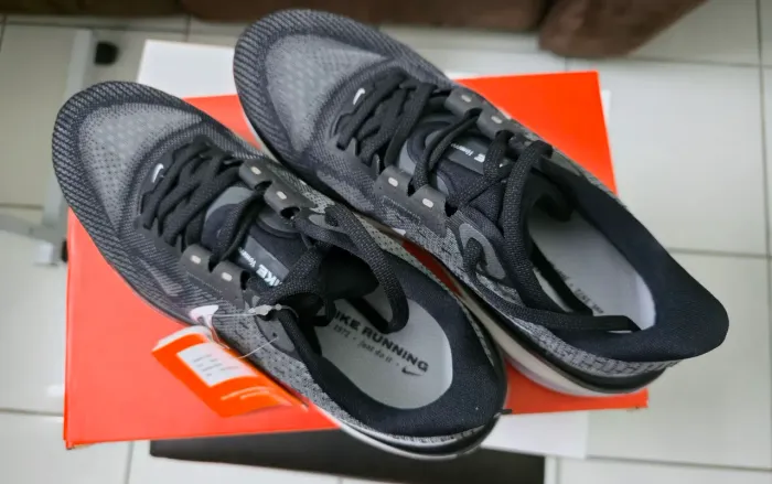 Nike Vomero 17 na caixa sem uso.