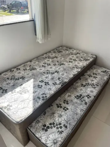 Cama de solteiro com colchão auxiliar