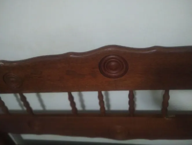 Cama de Casal com detalhes entalhados