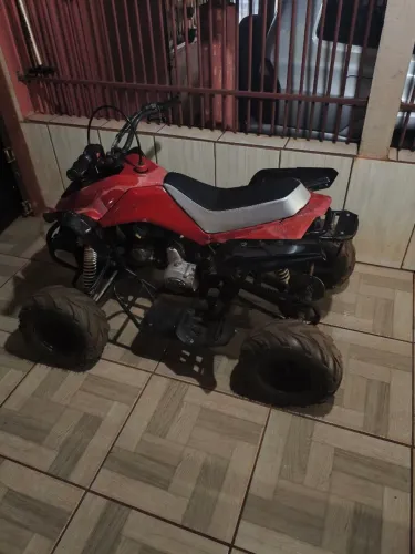 Quadriciclo com partida elétrica, automático, ano 2013 com carretinha