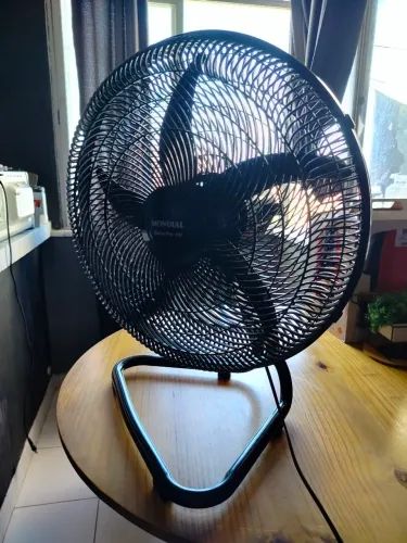 ventilador de mesa da marca Mondial, modelo Turbo Pro 55, com 55 cm de diâmetro.