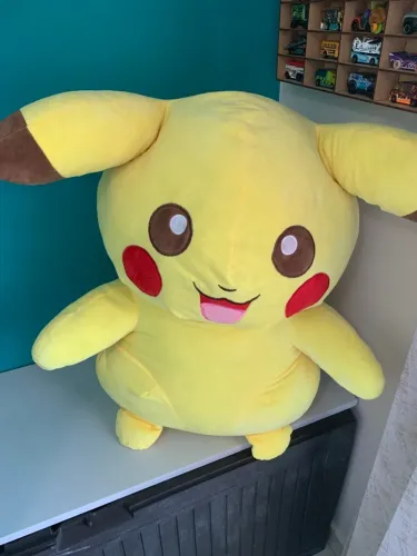 Pikachu gigante e impecável
