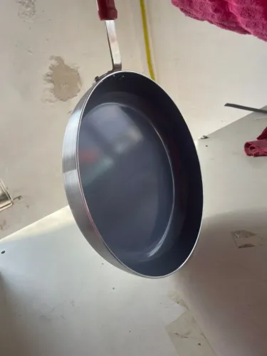 Frigideira profissional tramontina e com revestimento interno ceramico