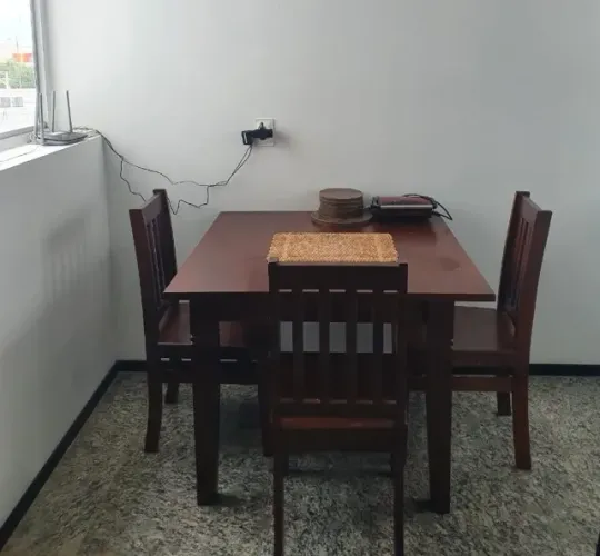 Conjunto Mesa de Jantar em Madeira Maciça com 4 Cadeiras