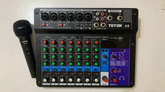 Mesa de som Teyun A8 com Microfone Shure Sv200