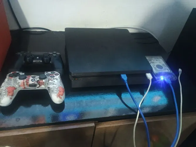 Ps4 slim com 1tb e um externo de 500 GB e dois controles