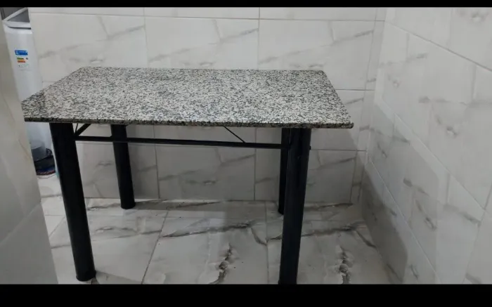 Mesa com 4 cadeiras com tampo de granito