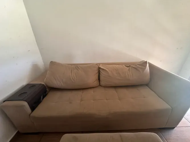 Sofá 3 lugares e puf
