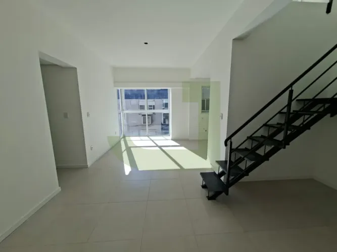 Cobertura com 1 dormitório, 1 suíte, amplo terraço, em localização privilegiada