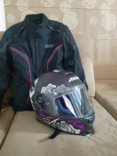 Jaqueta e capacete.