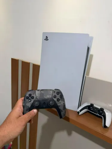 PS5 com 2 controles
