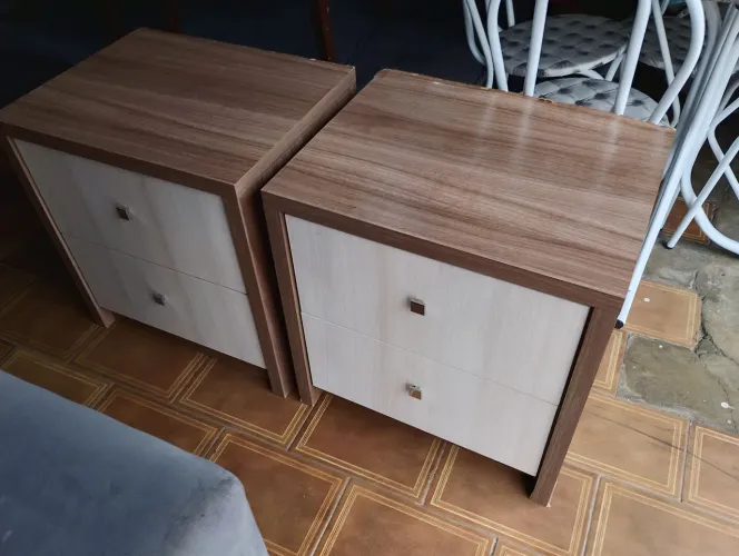 Par de criado mudo/ Mesa de cabeceira 