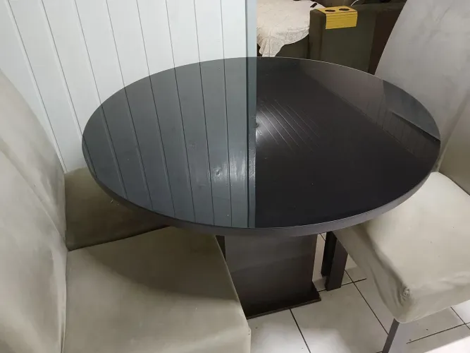 Vendo mesa com 4 cadeiras... cadeiras com marcas de uso 