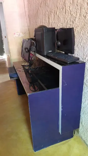 Balcão grande com tampo de vidro, mesa auxiliar para teclado do PC todo plotado,400R$ 