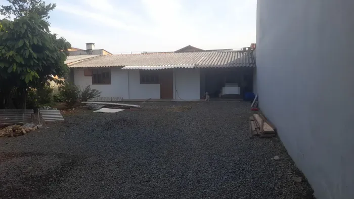 Aluga-se casa bem localizada com 1 quarto, cozinha, copa, banheiro garagem e churrasuqiera