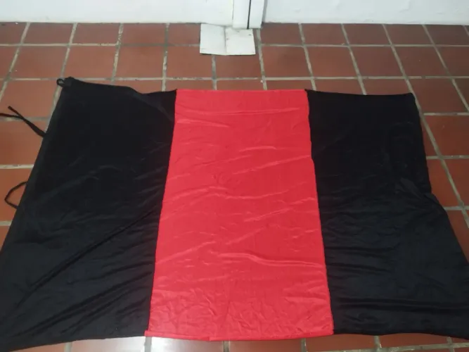 Bandeira vermelha e preta 2,10 x 1,38