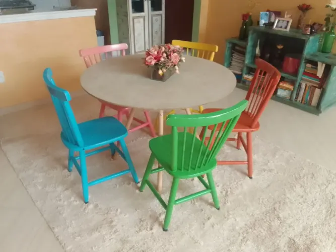Mesa com 5 cadeiras em bom estado