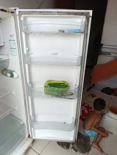Vende- se geladeira, para retirada no local,não é gelo seco. Funcionando perfeitamente