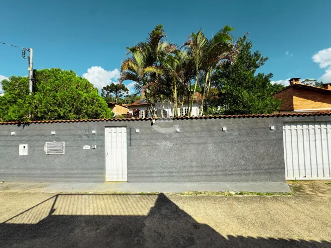 Casa à venda no bairro Roman em Barbacena com 3 dormitórios sendo 1 suíte