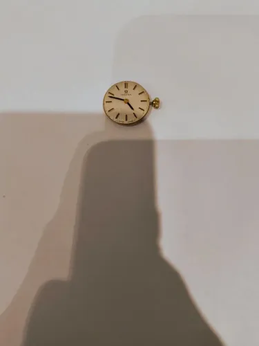 Máquina de relógio omega a corda original funcionando e super conservada.