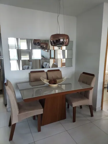 Conjunto mesa de jantar: mesa com quatro cadeiras, painel espelho, lustre e centro de mesa