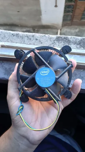 Fonte de alimentação ATX genérica usado. E um cooler original da Intel usado.