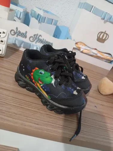 Tênis de Dinossauro com Luzinha