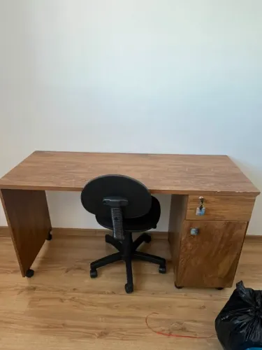 Mesa de estudos e cadeira