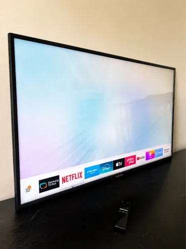 Smart TV 43 4K Samsung | Seminova com pezinho e controle