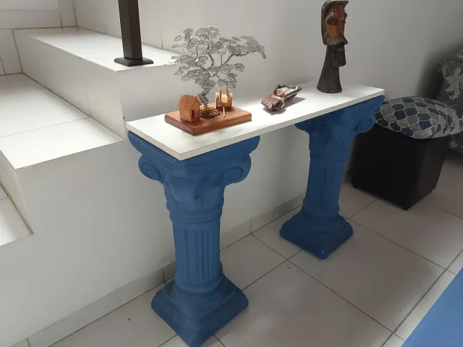 Aparador estilizado com colunas gregas 