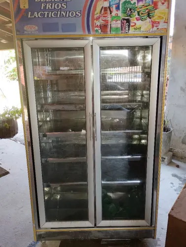 Expositor vertical Refrimac 2 portas de vidro. Muito conservado.
