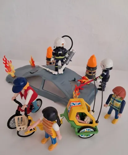Playmobil Lote 25 Bombeiros em Ação com Pedestres 