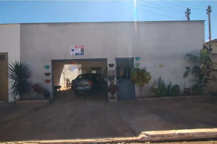 Casa Charmosa com 3 Quartos em Aceúna-GO à Venda