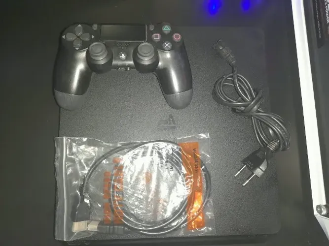? PS4 Slim 500GB Sony PlayStation 4 - Conservado + 8 Jogos