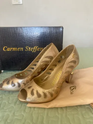 sapatos de salto alto Carmen Steffens em couro dourado número 35