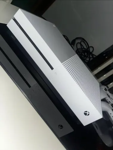 ? Xbox One S 1TERA + 3 Controles Originais - Ótimo Estado!