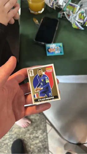 Figurinha da copa legend gold do Mbappe