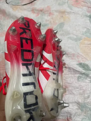 Chuteira trava lista predator adidas