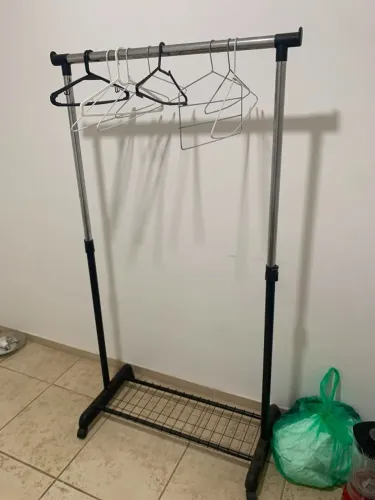 Arara roupas demonstável
