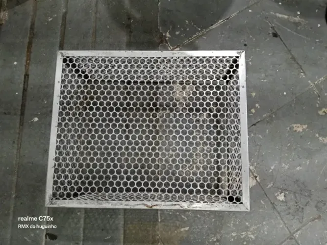 Cesta metálica perfurada